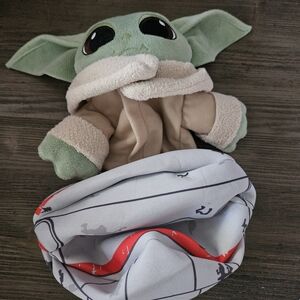Star Wars Mandalorian The Child Bounty Collection Hideaway Plush Toy Baby Yoda